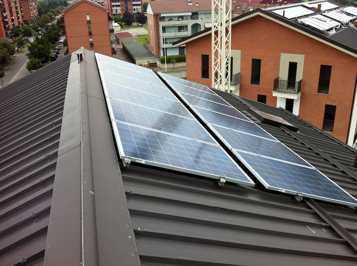 pannelli fotovoltaico sul tetto in lamiera elettrosistemi